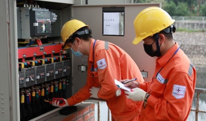Khẩn trương xem xét phương án giảm thuế tiêu thụ đặc biệt với xăng về 0% và giảm giá điện