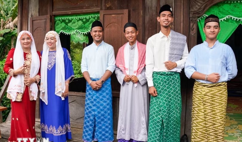 Sắc màu văn hóa qua trang phục truyền thống của người Chăm Islam ở Nam Bộ