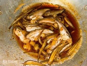 Cá hủn hỉn kho tiêu, món quê đậm vị miền Tây