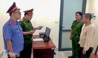 Khởi tố đối tượng mua bán trái phép hóa đơn, thu lợi hơn 100 triệu đồng