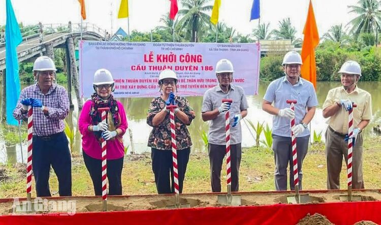 Tân Thạnh khởi công xây cầu trị giá 450 triệu đồng