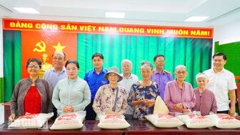 Trao 3,18 tấn gạo cho hộ khó khăn
