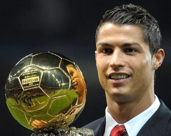 Vượt Messi, Ronaldo giành "Quả bóng vàng mọi thời đại"