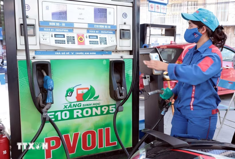 Giá xăng dầu đồng loạt tăng, xăng E10 có giá mới 25.734 đồng mỗi lít