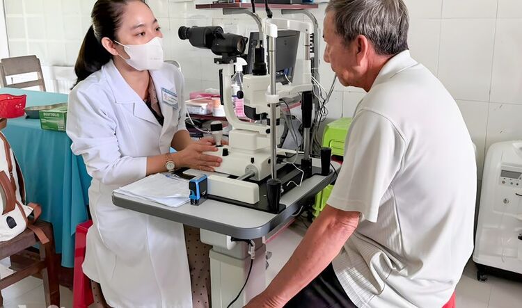 Hơn 200 người dân Ba Chúc được khám mắt, cấp thuốc miễn phí
