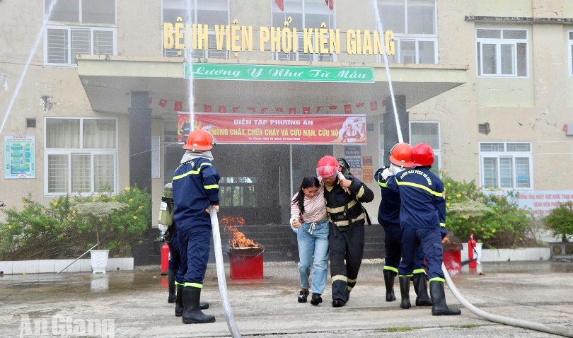 Diễn tập chữa cháy, cứu nạn tại Bệnh viện Phổi Kiên Giang