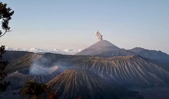 Indonesia cảnh báo nguy cơ từ 3 núi lửa cùng hoạt động